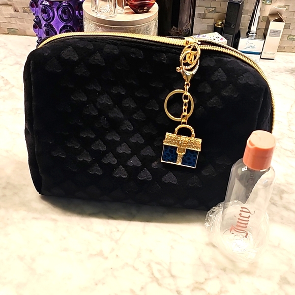 NWT JUICY COUTURE COSMETIC TRAVEL BAG IN BLACK VELOUR WITH HEARTS - Picture 13 of 14